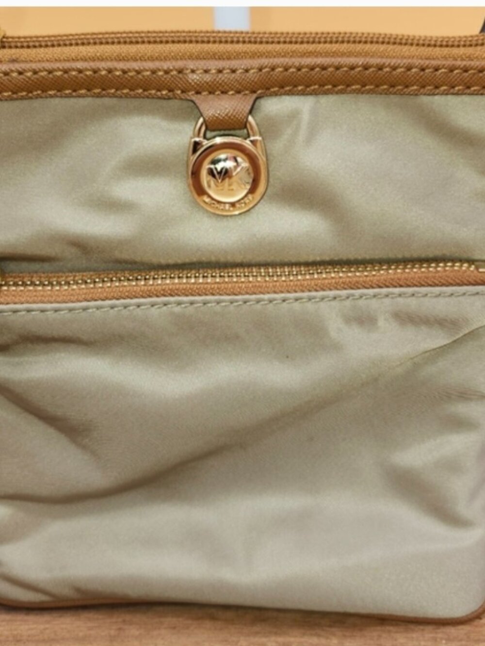 Cartera  muy bonita MK